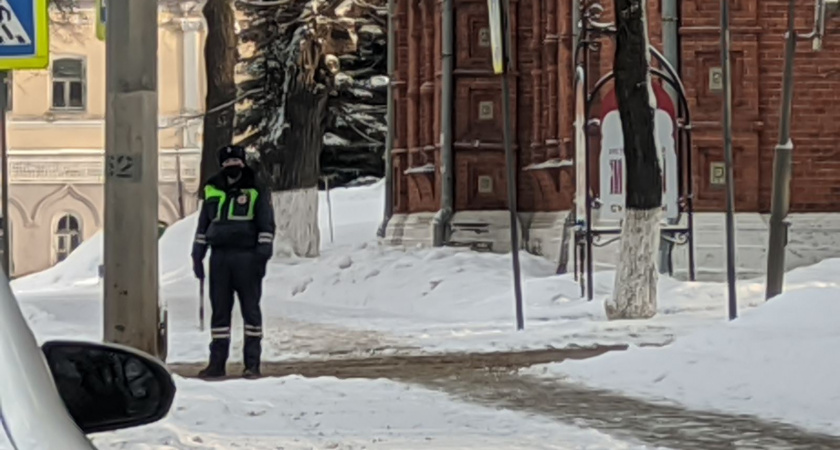 Вышел из машины, иду по делам, инспектор ГАИ догоняет и требует права – что делать водителю