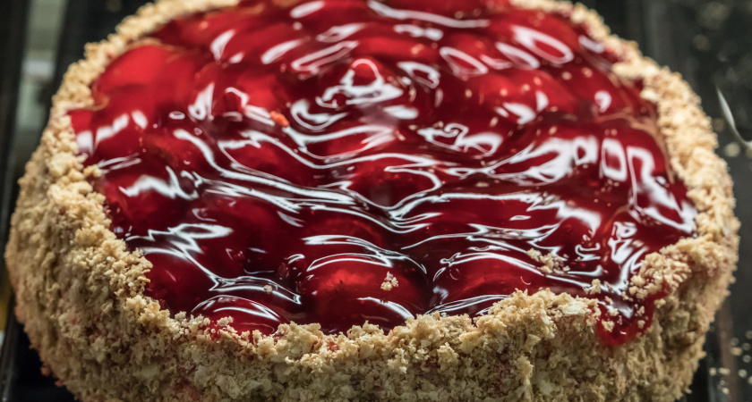 Забудьте про сложную выпечку: этот пирог с вишней и инжиром готовится за час, а съедается за минуту