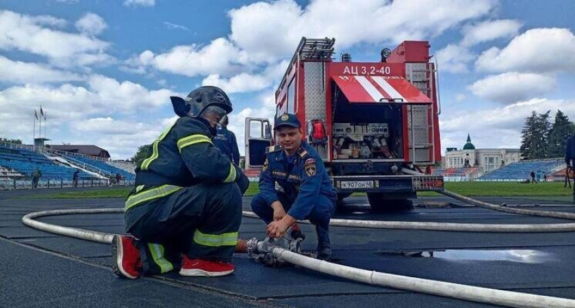 Глава Ельца Вячеслав Жабин поздравил сотрудников МЧС с 35-летием службы