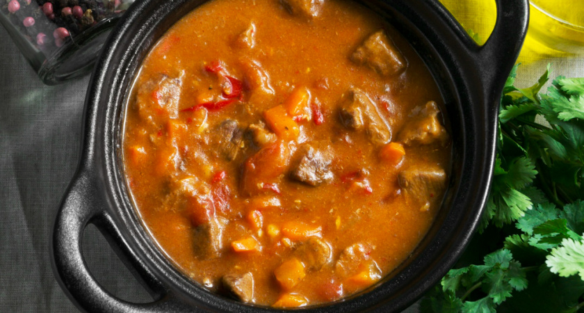 Вкуснейшая подлива по бабушкиному рецепту: готовится всего 3 минуты, а подойдёт к котлетам, тефтелям, сосискам и не только