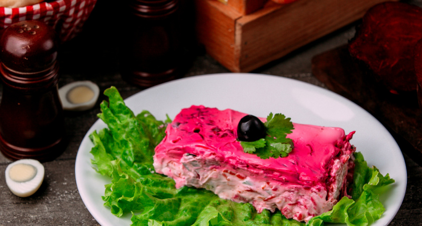 Сначала не селедка и не картошка: как правильно чередовать слои в салате "Сельдь под шубой" - получается нежнее и вкуснее