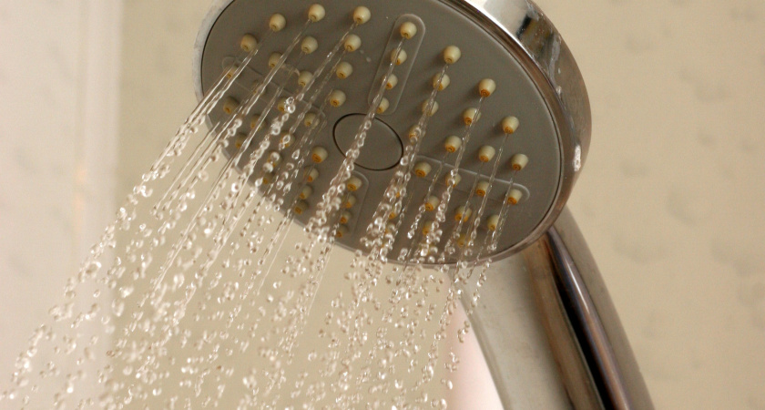 Душ бьёт в стороны и не радует напором: простой способ вернуть ровную мощную струю без сантехника