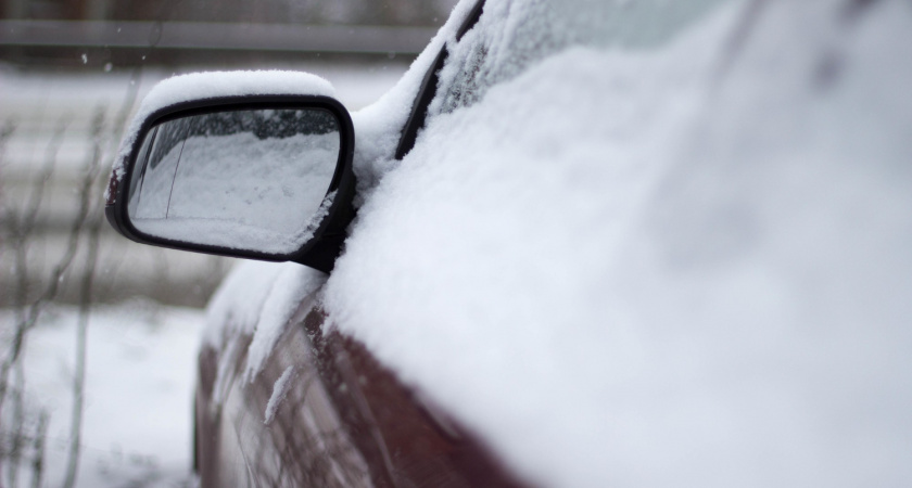 Убираю лед со стекла за несколько секунд: простой и рабочий метод