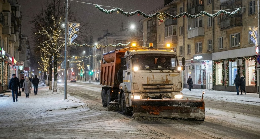 69 машин выйдут убирать снег ночью на липецких дорогах