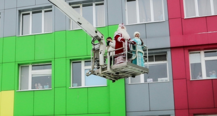 Дед Мороз поднялся на автоподъемнике к окнам детской больницы