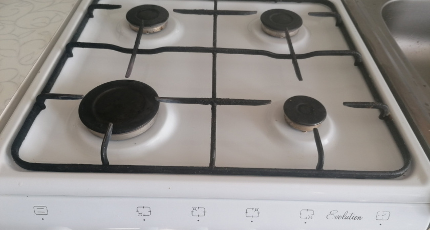 Научили чистить решетку на газовой плите от нагара: за 20 минут блестит как новая – и без покупных средств