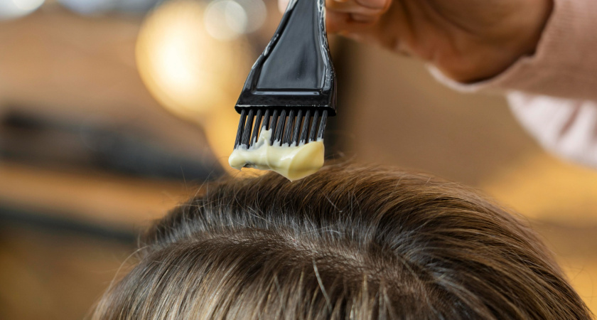 Седина исчезает на глазах: этот способ вернет волосам молодость — прическа снова как в 20