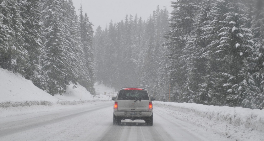 Штраф или нет: что будет, если пересечь сплошную, скрытую под снегом