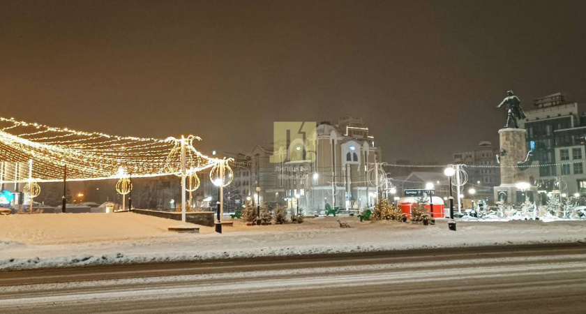 Липецкая елка на площади Петра осталась без света перед праздниками