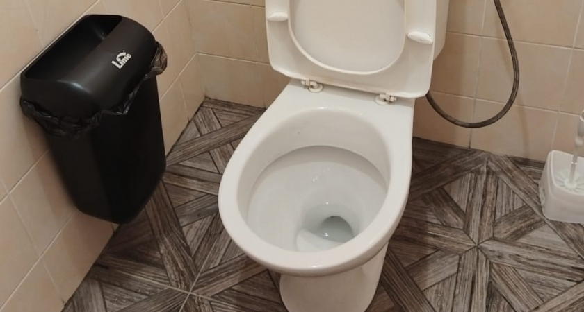 Ржавчина и отложения исчезнут из бачка туалета за минуты: легкий способ очистить его – нужно лишь копеечное средство с кухни