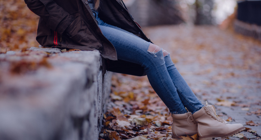 Деним сдаёт позиции: как новые брюки стали базой для любого образа и любой обуви