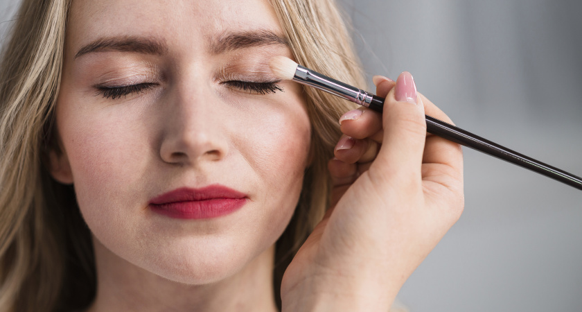 Как сделать за 3 минуты легкий и быстрый макияж для нависшего века - взгляд станет выразительным и ярким