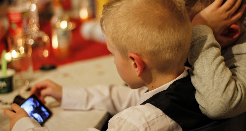 Доступ к телефону матери позволил 9 - летнему ребенку взять кредит ради игры