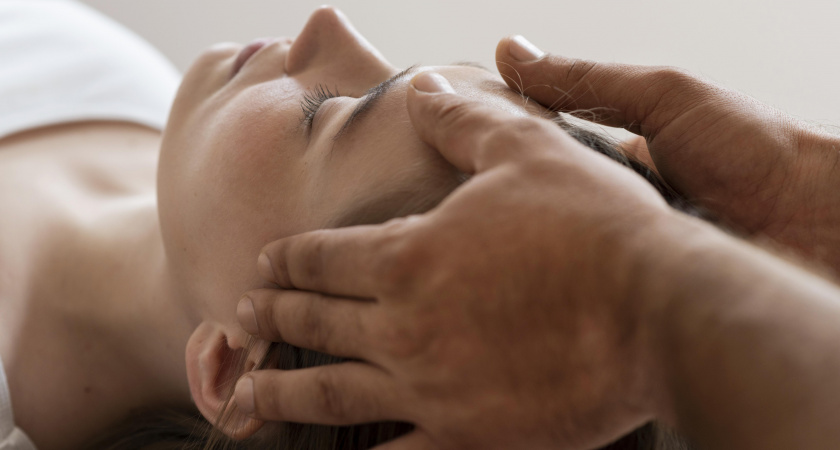 Лицо отекло после праздников: пара простых движений возвращают чёткость без салонов