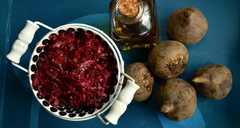 Свеклу часами не варю – хватит 15 минут: есть одна хитрость при варке – выходит вкуснее, сочнее и без запаха на весь дом