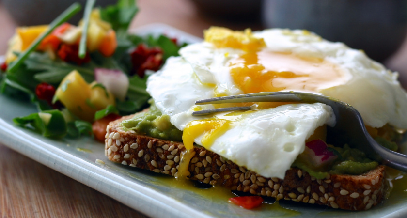 Моя коронная закуска для праздника: яйца со шпротами и икрой на хрустящем хлебе