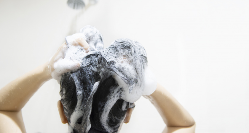 Лайфхак для волос, который работает: добавляю в шампунь соду и забыла о плоском объеме у корней