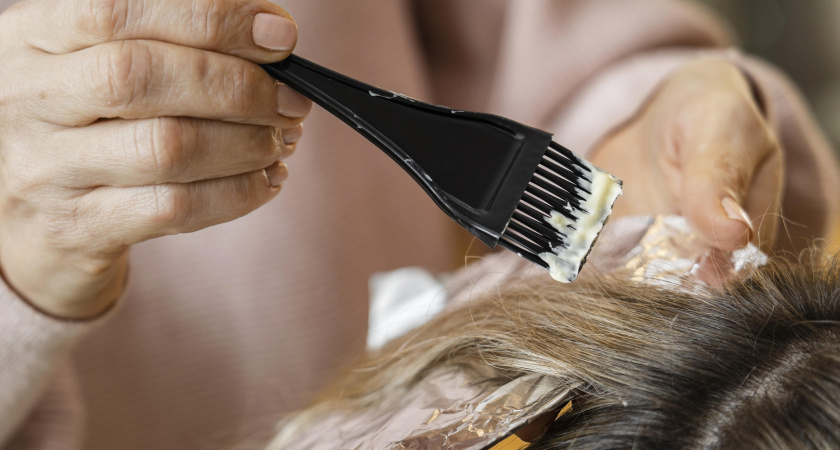 Седая и счастливая даже после 50 — вот как крашу волосы и выгляжу бодрее и моложе: 3 хитрости