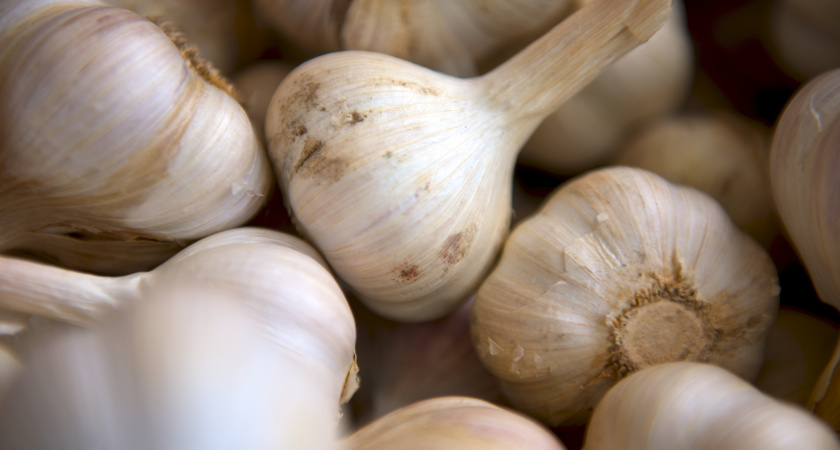 Я нашла способ хранить чеснок год без холодильника: теперь он не гниёт и не высыхает