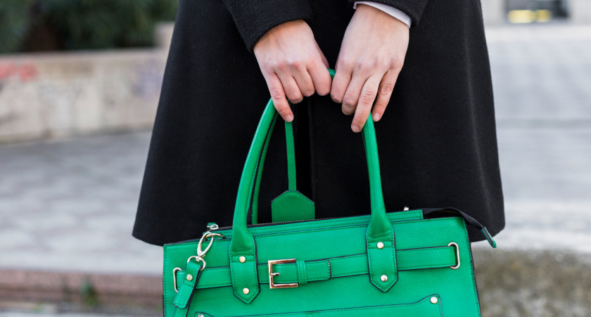 Эта вещь в сумке притягивает токсичных людей: уберите её – и станет проще