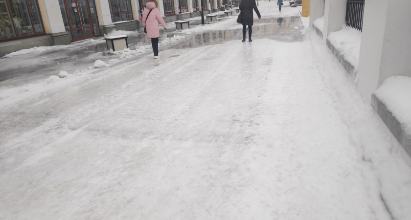 Липецкие коммунальные службы приступили к борьбе с гололедом