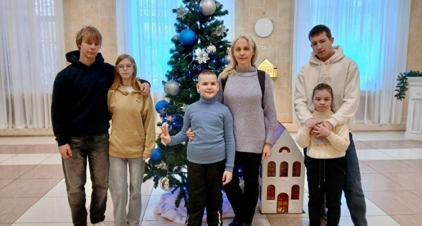 Липецкие дети с инвалидностью посетили новогоднюю сказку в театре кукол