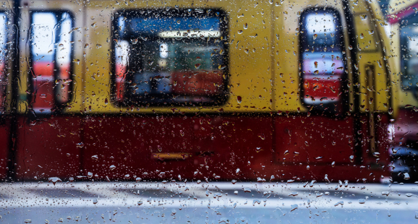 На Катукова Mitsubishi выскочил на рельсы перед трамваем