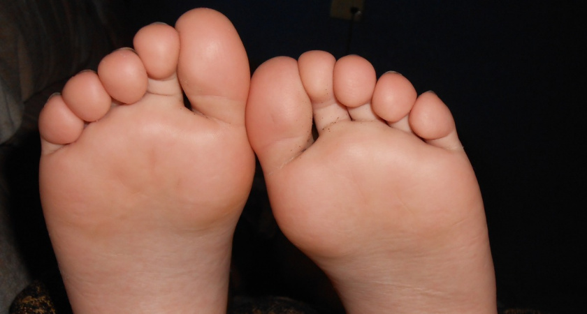 1 ложка на 3 литра воды, и пятки станут нежными, как у младенца: эффективный метод домашнего ухода за ногами