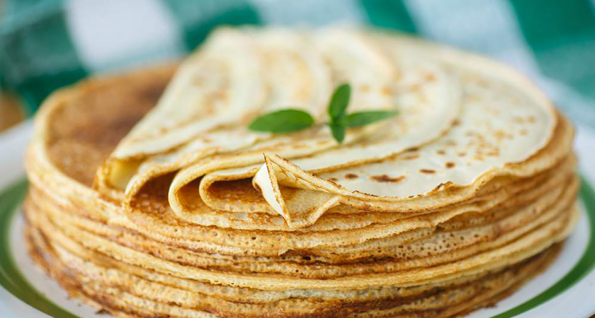 Воздушные блинчики на манке и кефире: простой рецепт для сытного завтрака – справится даже новичок 