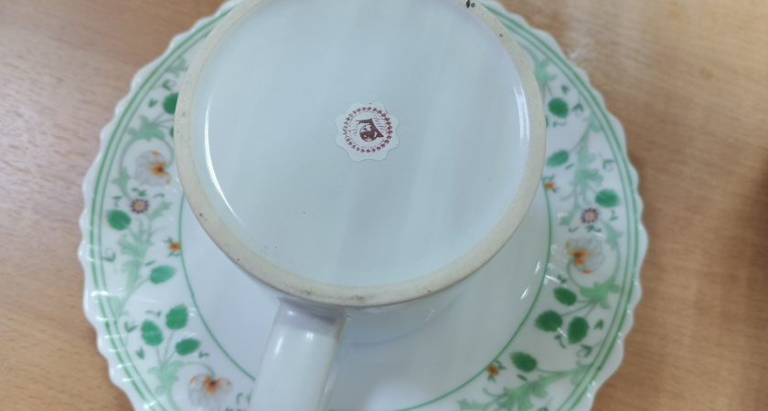 Как легко убрать слой клея от наклейки с посуды и не только: самый простой способ