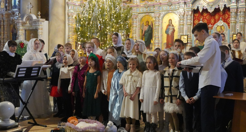 Воспитанники воскресной школы показали спектакль для сирот