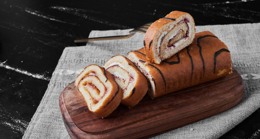 Быстрый рулет из большого коржа за 15 минут: пеку без хлопот и заворачиваю со сливочным кремом 