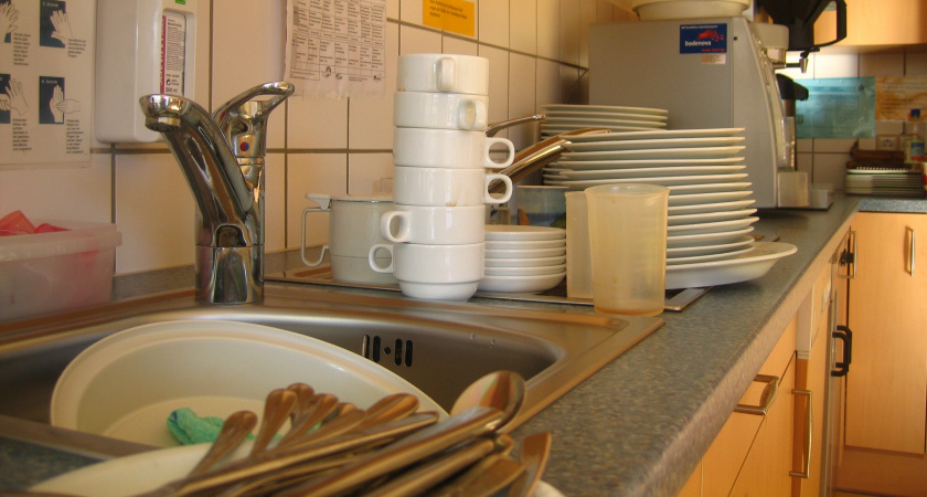 Больше никакой воды зря: как я превратил мытьё посуды из расточительства в экономию