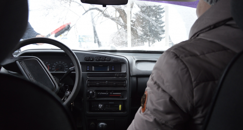 Штраф за «снежную шапку»: как привычная уборка машины превратилась в нарушение ПДД