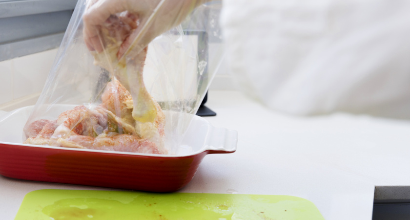 Мясо сухое, а корочки нет - возможно, вы просто неправильно выбрали между фольгой, пергаментом и рукавом