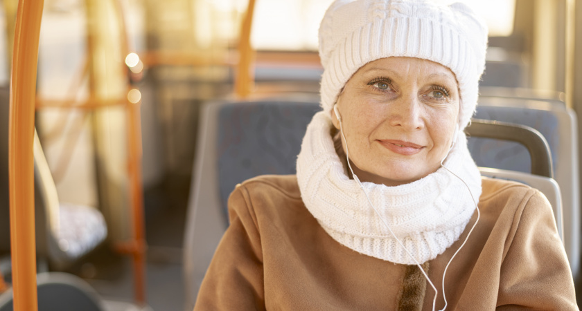 Больше никаких «ватных подушек»: выбираем шапку, в которой вы будете нравиться себе после 50