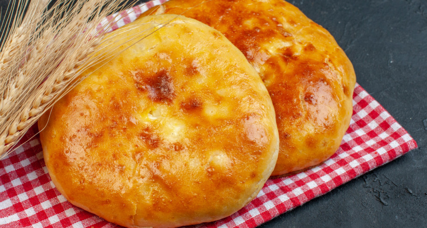 Смешиваю стакан кефира и фарш: через 30 минут на столе куча вкуснейших ленивых беляшей