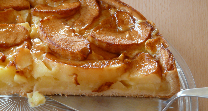 Идеальный десерт для завтрака: творожно-яблочный пирог, который готовится проще запеканки