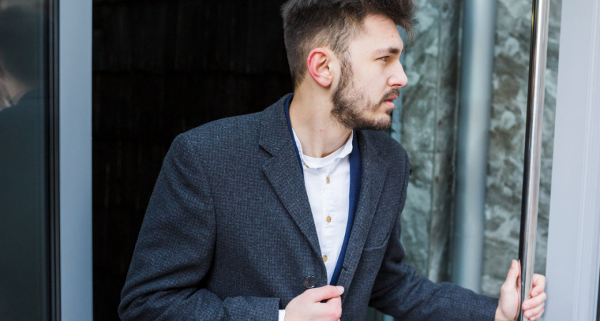 Липчанина спасла от падающей рамы обычная вежливость