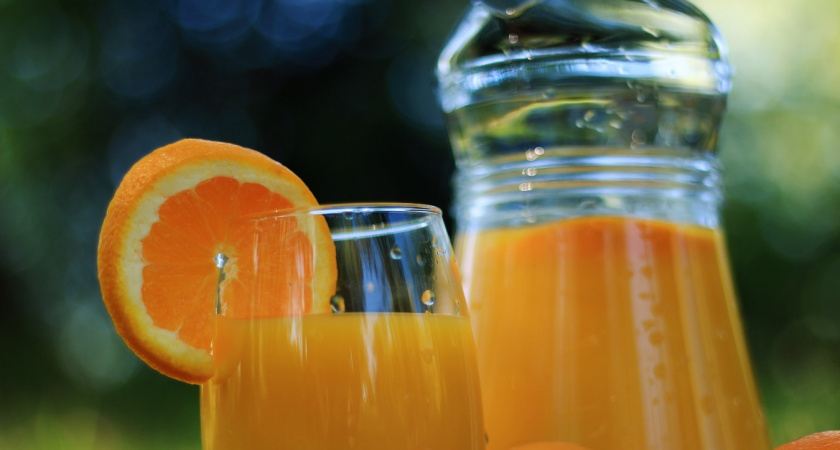 И свежевыжатый, и из пакета: ученые назвали сок, который полезен в любом виде