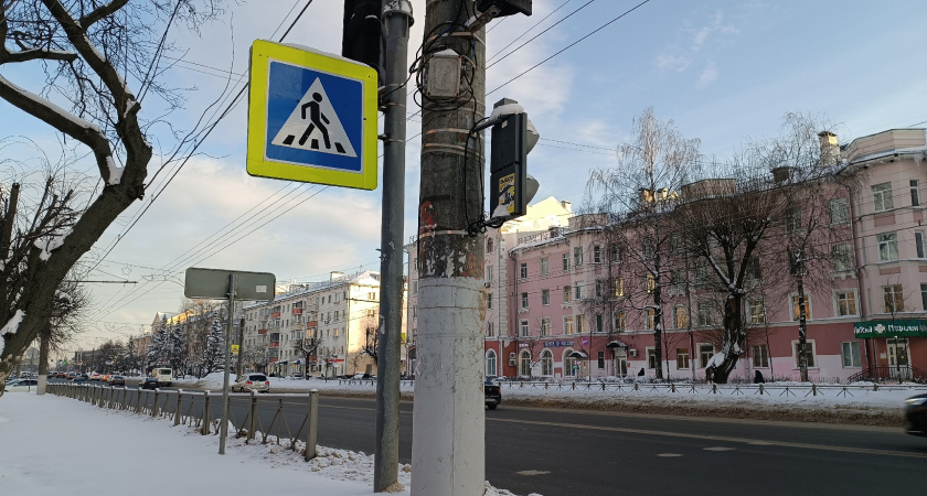 Обязан ли водитель ждать, пока пешеход полностью перейдёт дорогу: ответ инспектора ГАИ