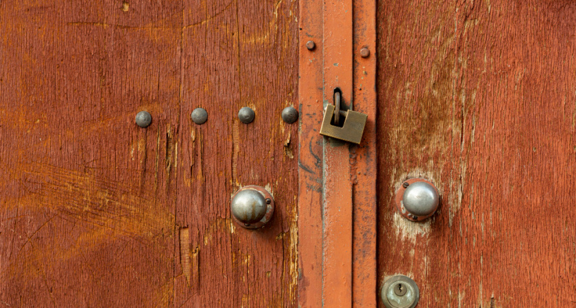 Дверь мемориального блиндажа снесли на Высоте "Огурец"