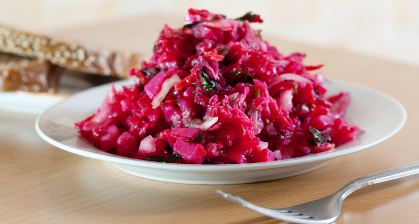 Вкусное, полезное и лёгкое блюдо: этот салат «спасёт» ваши кишечник, кожу и не только