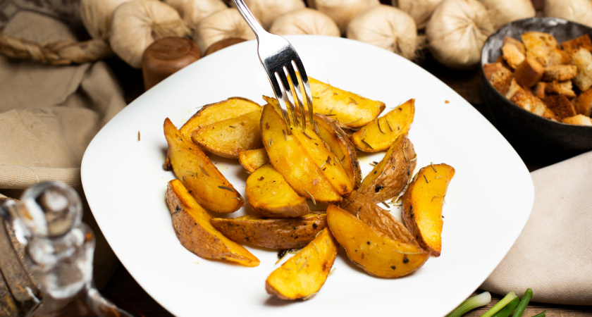 Картофель «по-деревенски»: проверенный рецепт с хрустящей корочкой – в фастфуде больше не беру