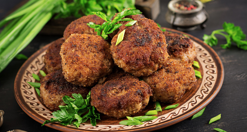 Самые нежные котлеты, как в советской столовой: рецепт без жарки подсказал шеф-повар – в магазинах больше не беру