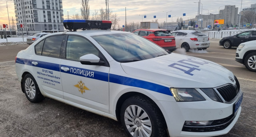 В Липецке Hyundai протаранил "десятку" и отправил девушку в больницу