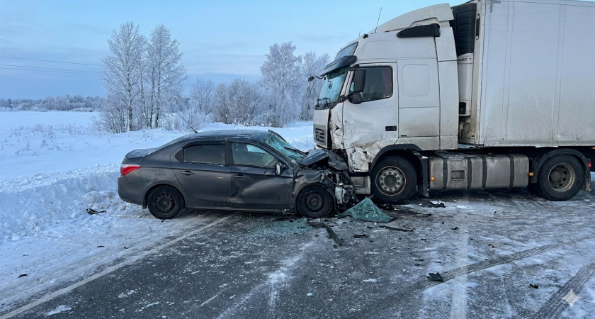 КамАЗ раздавил "Шкоду" на трассе М-4 в Становлянском районе