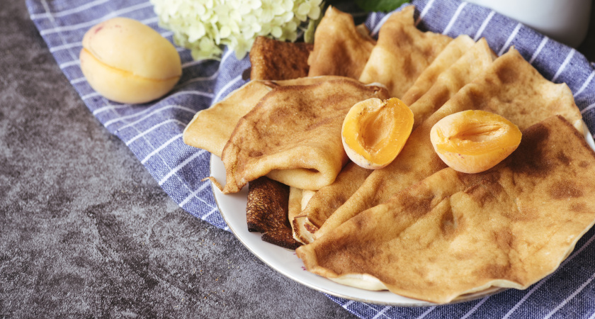 Простой завтрак по-фински: неожиданный рецепт блинов, которые запекаются в духовке, а не жарится