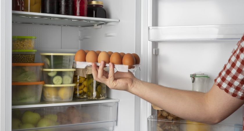 Стакан с солью в холодильник - и проблем больше нет: классный и простой лайфхак для ленивых хозяек