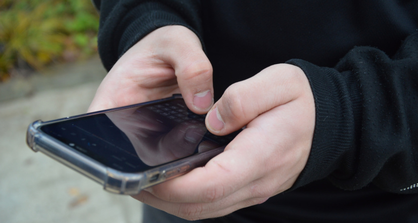 Что делать, если потеряли телефон: план действий, который поможет защитить деньги и личные данные